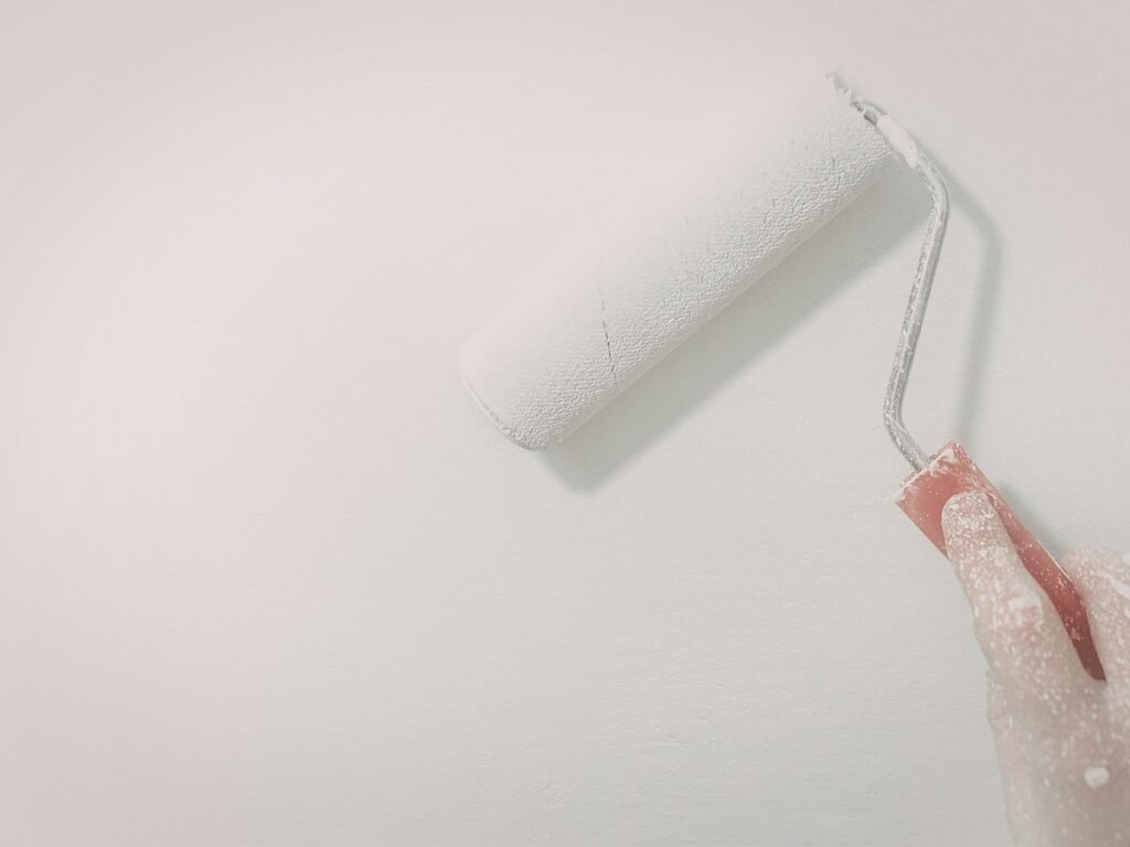 aplicando pintura antihumedad en una pared interior para eliminar manchas