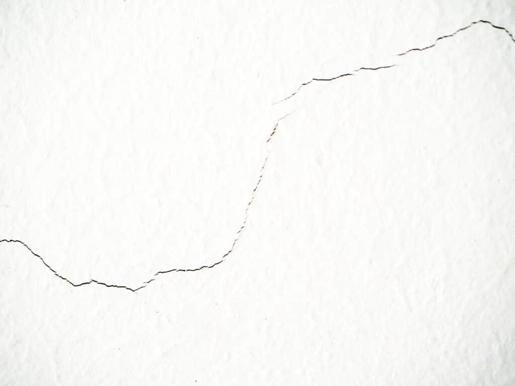 fisura superficial en pared pintada