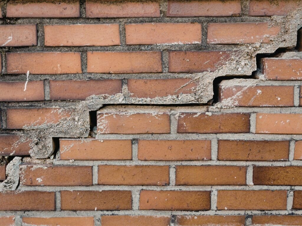 grieta estructural en pared de vivienda