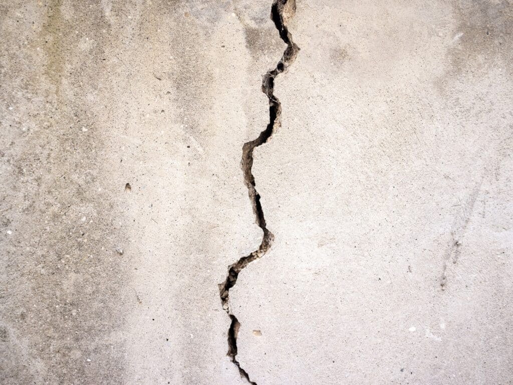 grieta profunda en pared de vivienda