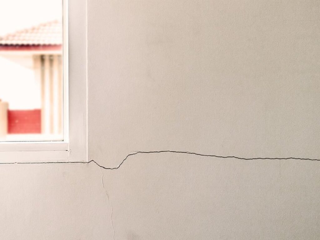 grietas en pared recién pintada