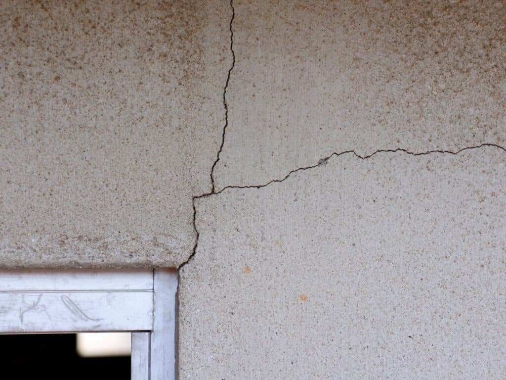 grietas en pared exterior de una casa