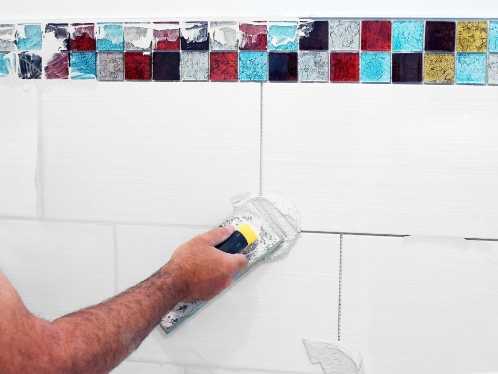 cómo sellar grietas en azulejos